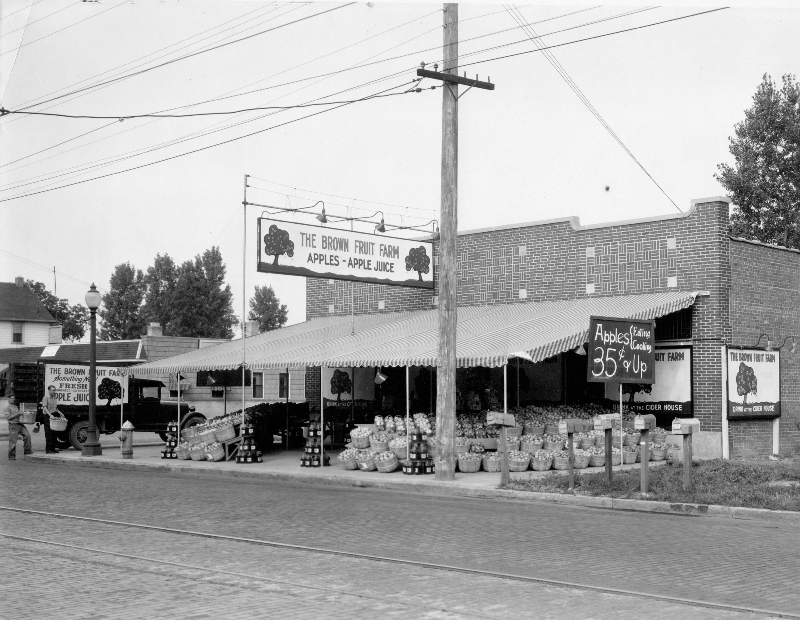 Photograph of the Brown Fruit Farm Stand on North High Street