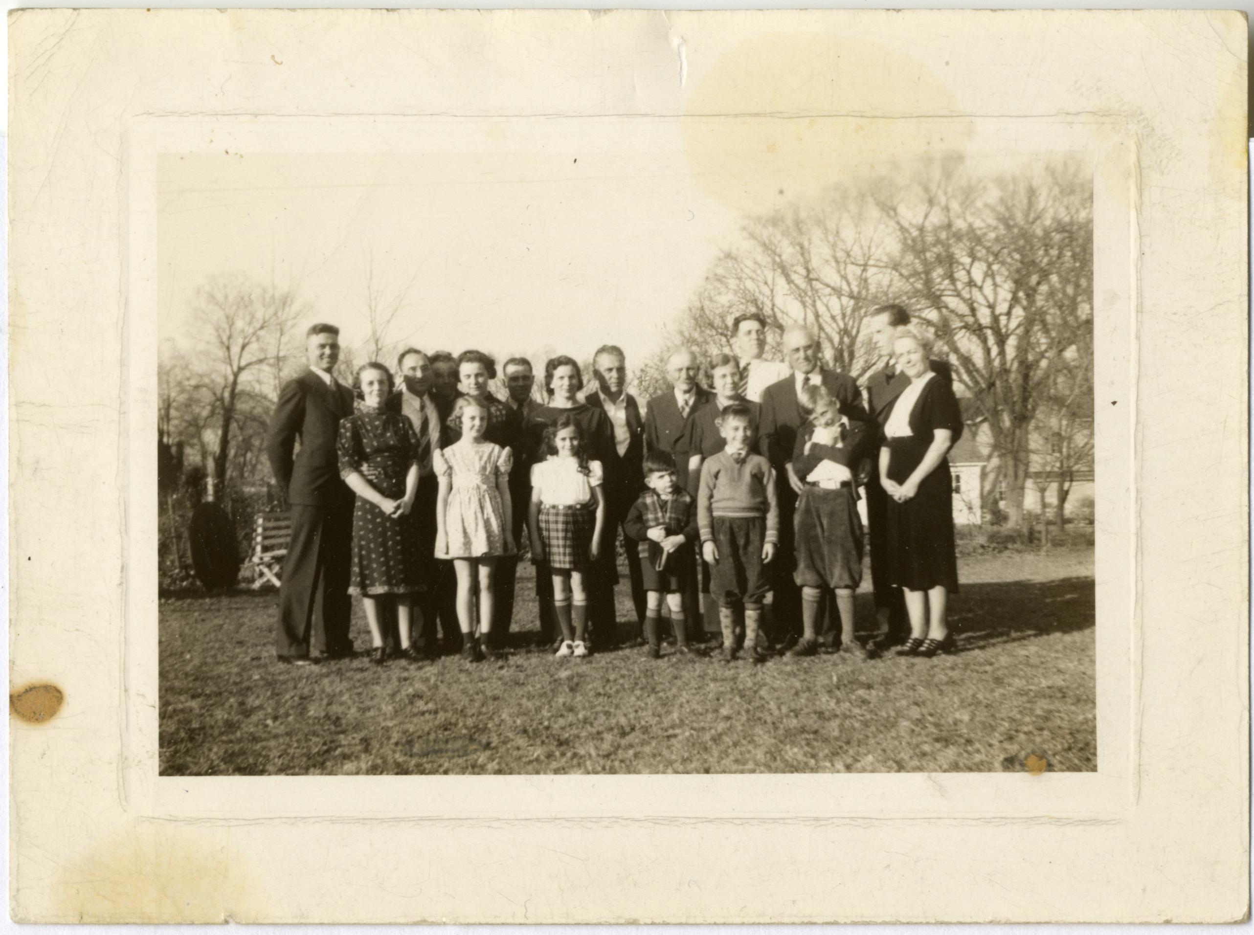 Picture of the Snouffer Family in 1943