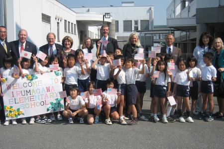Photograph of 2009 Worthington mayoral delegation with teachers and students in Sayama, Japan